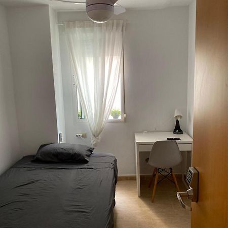 Single Room In My Apartment At The Beach Valencia Buitenkant foto