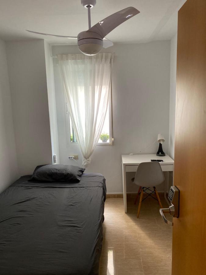 Single Room In My Apartment At The Beach Valencia Buitenkant foto